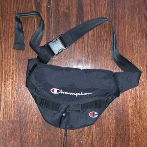 CHAMPION - Urban Outfitters Exclusive Sling Bag